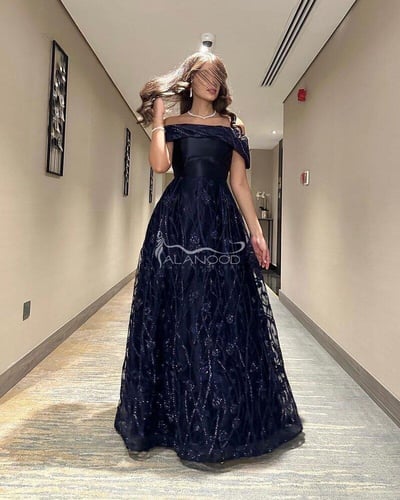 فستان سهرة أنيق بلون الموف والكحلي بتصميم عصري فخم