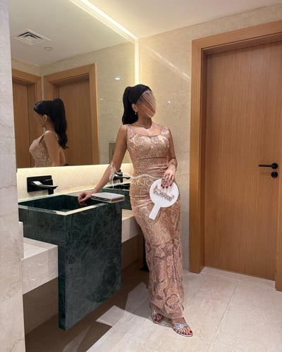 فستان سهرة لحمي مزين بالكرستال مع شق جانبي