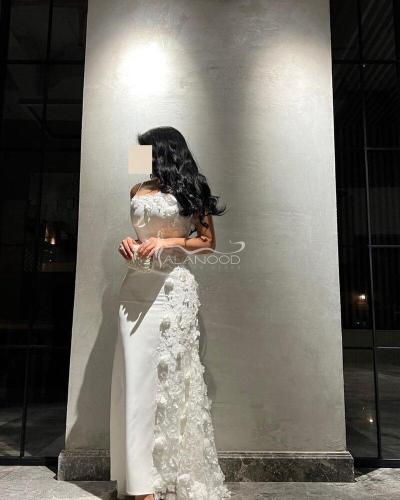 فستان ناعم بكلفة الورود البيضاء - لامع وأنيق للملك...