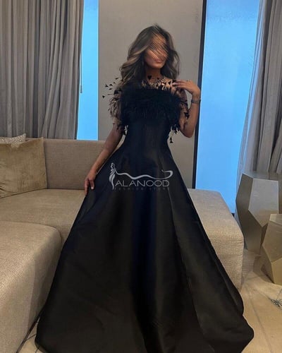 فستان أسود ريش