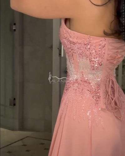 فستان وردي شك من الخصر انيق