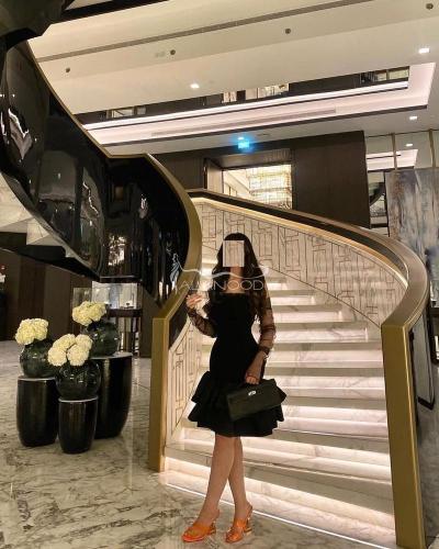 فستان أسود قصير بتصميم عصري فخم