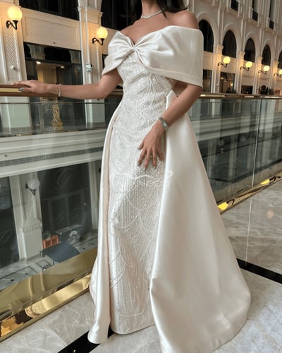 فستان سهرة بيج فاتح بتفاصيل براقة وأنيقة