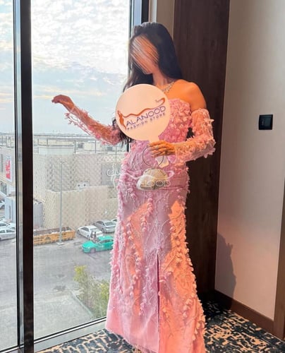 فستان ملاك الوردي بتفاصيل مميزة