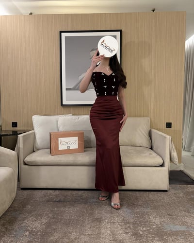 فستان سهرة بلون عودي مخمل مطرز بأكتاف مكشوفة