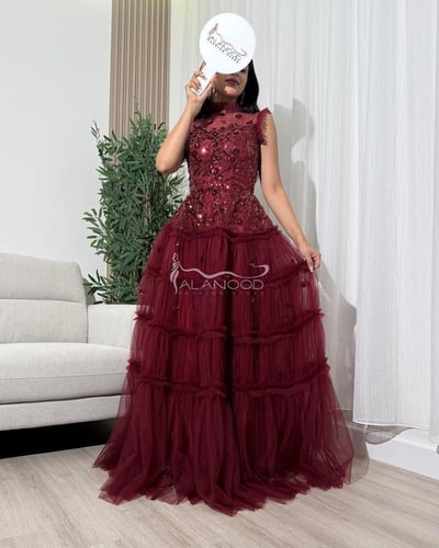 فستان سهرة عودي أنيق بتصميم عصري فخم