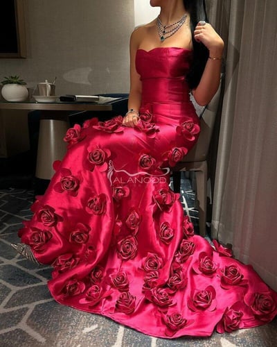 فستان سهرة مطرز زهور بارزة بتصميم أنيق