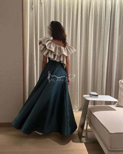 فستان سهرة زيتي بتصميم عصري أنيق مع تفاصيل فاخرة