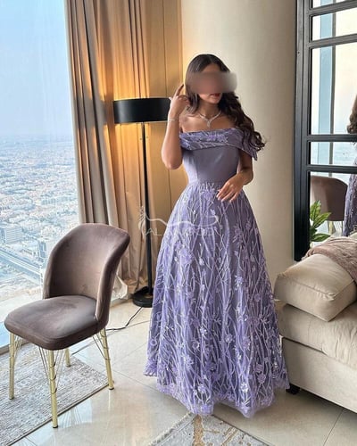 فستان سهرة أنيق بلون الموف والكحلي بتصميم عصري فخم