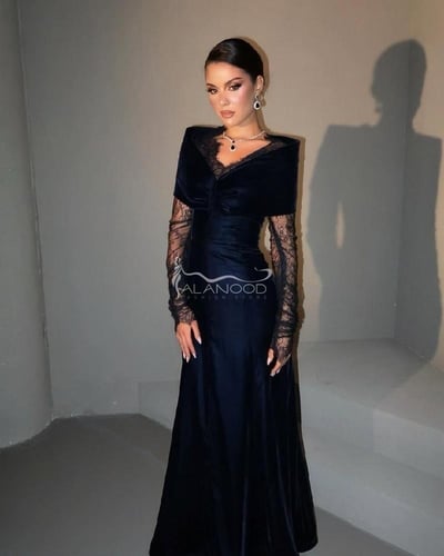 فستان مخمل كحلي طويل بأكمام دانتيل