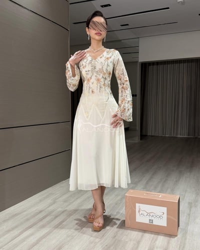 فستان سكري انيق بكلفة زهور فريد بتصميم مزخرف أنيق