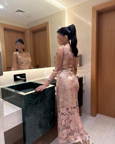 فستان سهرة لحمي مزين بالكرستال مع شق جانبي