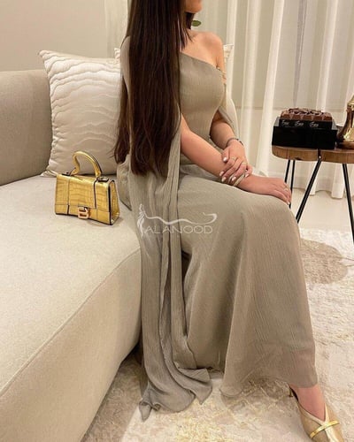 فستان ناعم مقلم من خامة ارجنزا: روعة وأناقة للعيد...