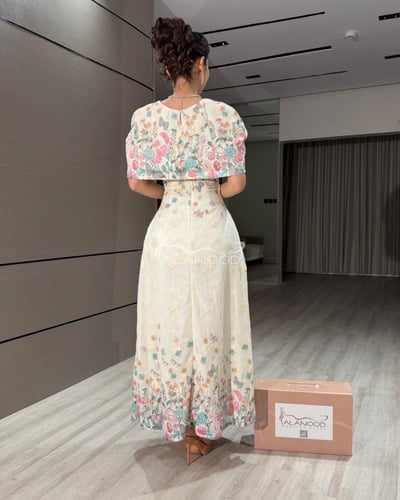 فستان سكري انيق بكلفة زهور فريد بتصميم ساحر