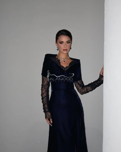 فستان مخمل كحلي طويل بأكمام دانتيل