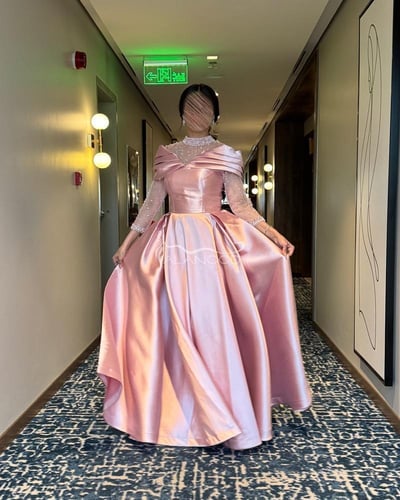 فستان سهرة وردي لامع بتصميم أنيق