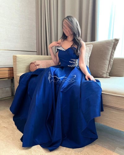 فستان أزرق مزين بتطريزات من الكريستال اللامع