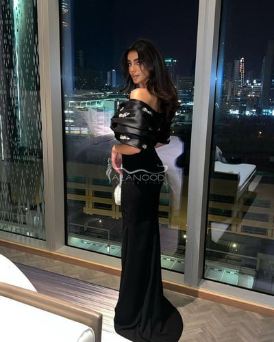 فستان أسود ناعم بكرستال مطرز بتصميم عصري فخم