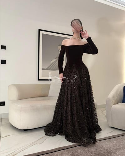 فستان سهرة بني مزين بالخرز بتصميم أنيق