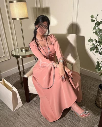 فستان نور ناعم مطرز الصدر بالكرستال بلون وردي وعود...