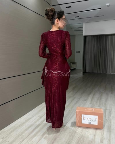 فستان ساتر وناعم ب لونين عودي وبني بتصميم أنيق