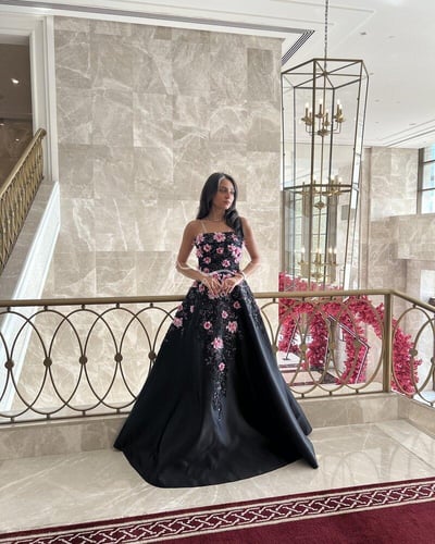 فستان سهرة أسود مزين بزهور وردية بتصميم راقٍ