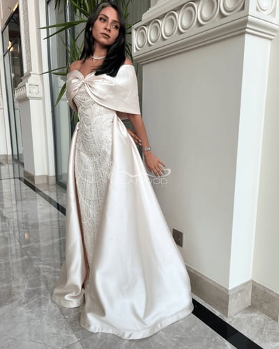 فستان سهرة بيج فاتح بتفاصيل براقة وأنيقة