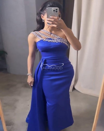 فستان أزرق سهرة بكرستال على الكتف بتصميم عصري فخم