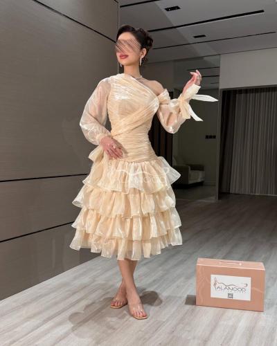 فستان بيج لامع طبقات بتصميم عصري متجدد