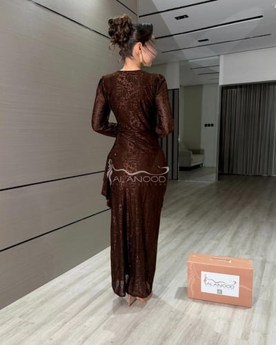 فستان ساتر وناعم ب لونين عودي وبني بتصميم أنيق