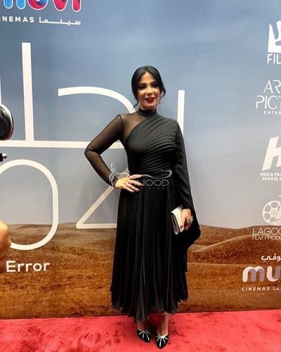 فستان منى اسود ساتر بتصميم انيق