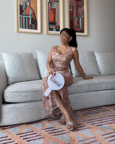 فستان سهرة لحمي مزين بالكرستال مع شق جانبي