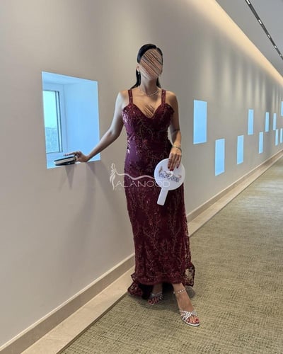 فستان سهرة الأنيق بلون العودي