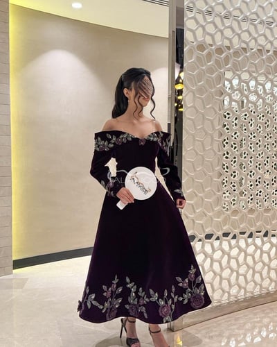 فستان مخمل مطرز بكلفة مشجرة شك