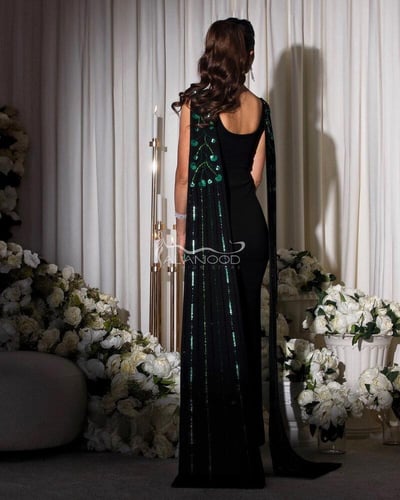 فستان مناسبات اسود مطرز بلون أخضر أنيق