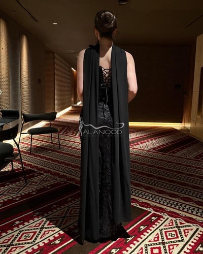 فستان سهرة أسود براق مع لمسة ناعمة