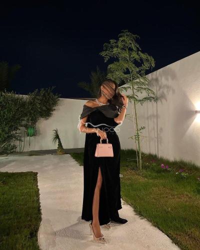 فستان مخمل أحمر عنابي بأكتاف مكشوفة