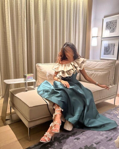 فستان سهرة زيتي بتصميم عصري أنيق مع تفاصيل فاخرة