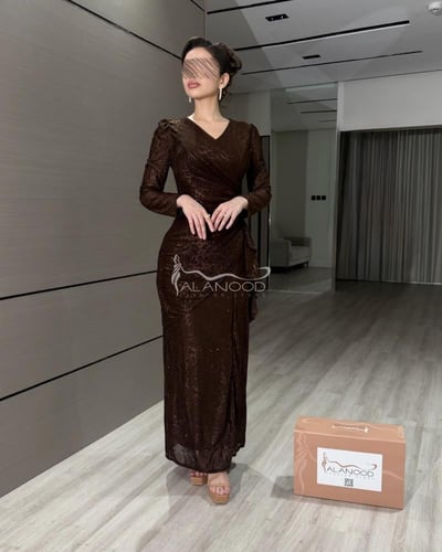 فستان ساتر وناعم ب لونين عودي وبني بتصميم أنيق