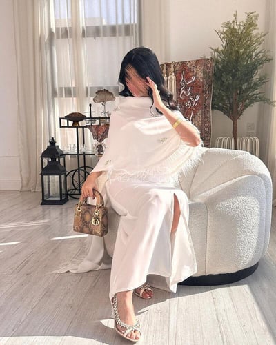 فستان العيد قطعتين ابيض بالريش مع لمسة الكرستال ال...