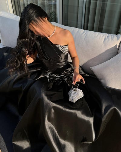 فستان سهرة أسود مطرز بأكمام منفصلة فاخرة