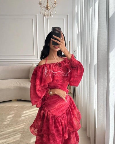 فستان فوشي بخامة اورجانزا بتصميم أنيق