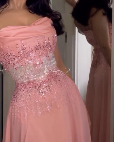 فستان وردي شك من الخصر انيق