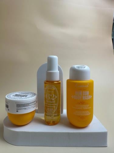 مجموعه مكونه من حقيبه + غسول جسم + معطر جسم + كريم