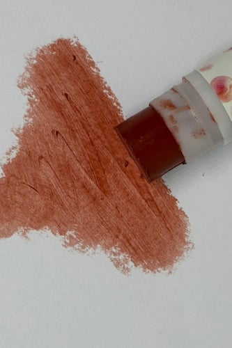 مرطب شفاه مكون من ٣ درجات