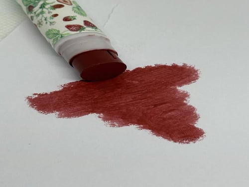 مرطب شفاه مكون من ٣ درجات