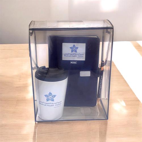 مجموعة من 4 قطع بتصميم خاص لدى متجرنا بشعار ( تجمع...