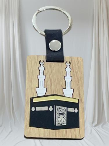 ميدالية بتصميم الكعبة المشرفة