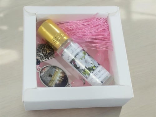 مجموعة ( سبحة و عطر ) اللون الزهري