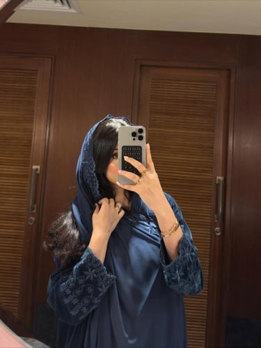 عبايه مخمل +تطريز يدوي